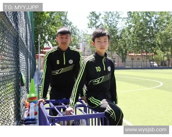 足球迷跨栏追球星为梦想奔跑彰显热血与执着